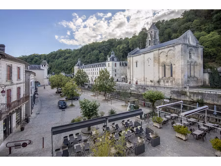 immeuble en plein coeur de brantome en périgord  8 pièces  4