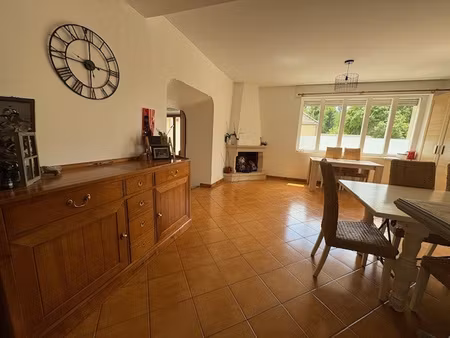 bâtiment divisé en deux appartements avec deux garages