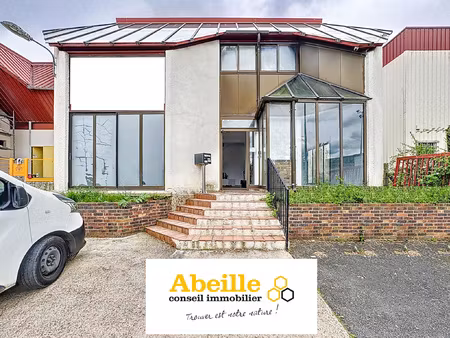 local professionnel offrant deux bureaux de 26 m2 et 20 m2 e