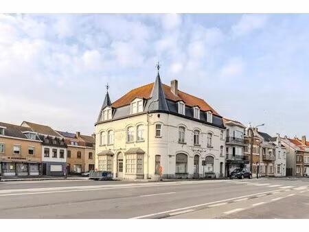 propriété commerciale bien située avec beaucoup de potentiel