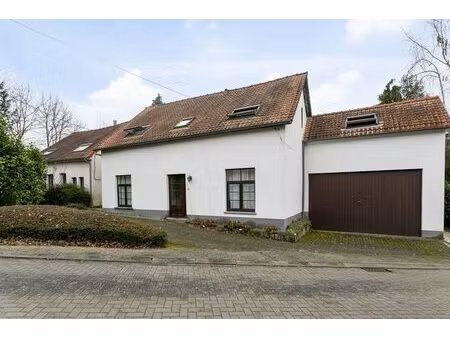 maison située au calme avec un beau jardin et 5 chambres ...