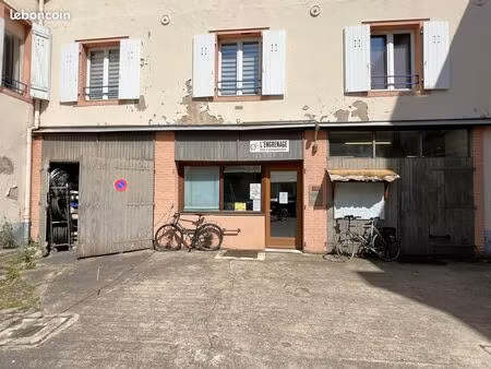 proche centre ville  garages  atelier et local de stockage