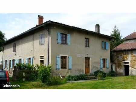 maison de 1800 mitoyenne avec dépendances sur 4000 m² de terrain