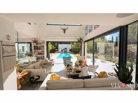 villa d'architecte - moderne et lumineuse avec piscine  garage et studio.