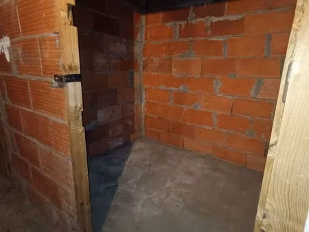 cave 6 5 m² (6 m3)  facile d'accès voiture  lumière  saine  sol dur et bon état  rdc  rout