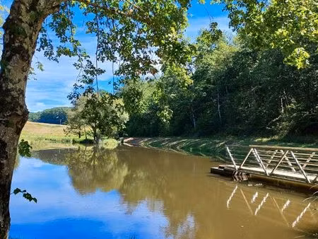 étang de 6000m2 sur un terrain boisé de 22000m2