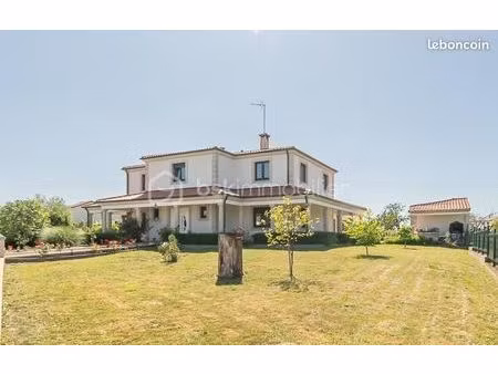 propriété 8 pièces 251 m²