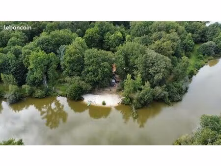 restaurant bar camping* en pleine forêt (avec chênes centenaires) d'environ 10 ha (100 000