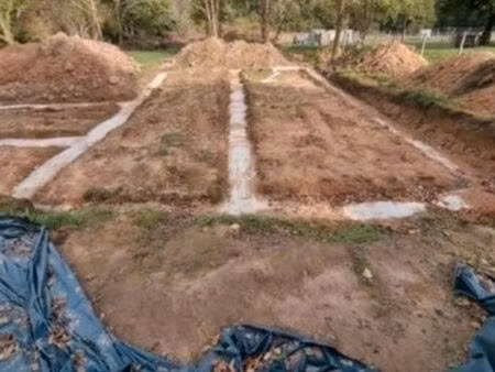 terrain constructible de 2800m2 avec permis et fondations  secteur calme