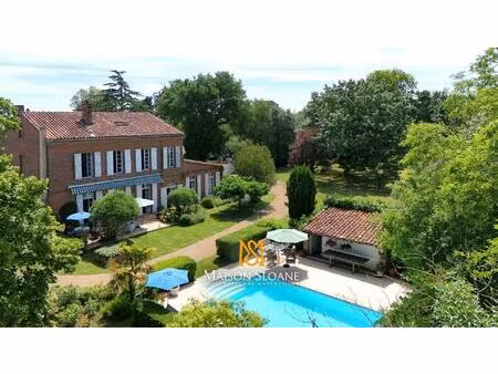 maison de maître en brique rouge avec piscine et parc