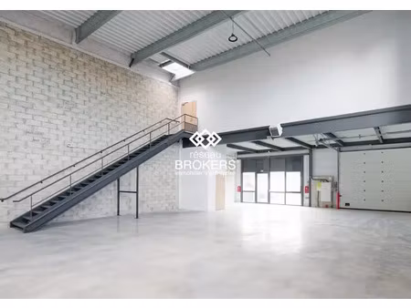 local d'activté de 371 m² - 1 porte sectionnelle - hsp de 7m