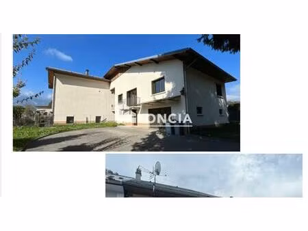 ensemble immobilier de deux maison avec 3 logements en partie loués