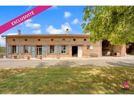 maison toulousaine de type ferme rénovée avec dépendances sur 1 hectare de terrain clos.