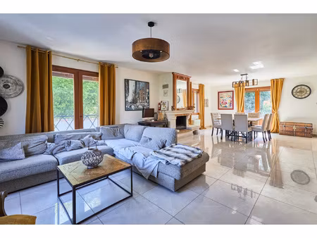 maison familiale lumineuse t9 avec jardin  terrasse et garag