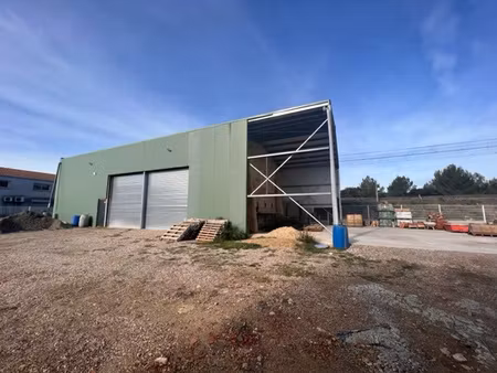 entrepôt de 200 m2 et 50 m2 d'abri extérieur