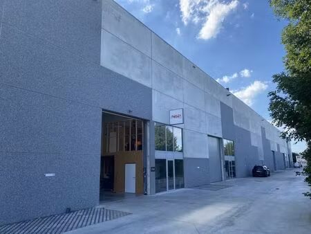 cabanon d'environ 952 m² avec bureau