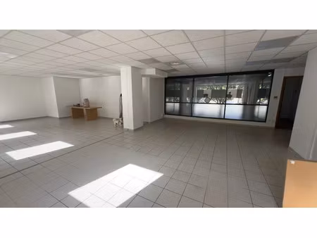 location locaux professionnels 112 m² à nimes (30000)  1 500 €