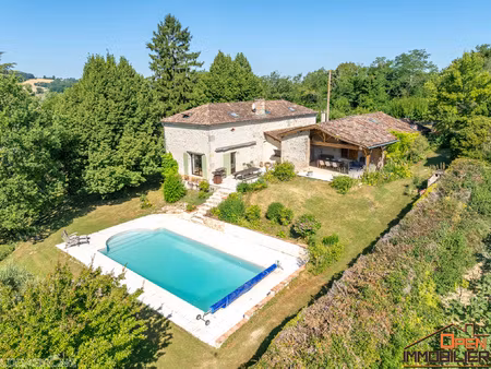 propriété en pierre avec piscine et dépendances à montpezat