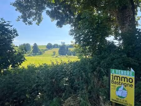 belle parcelle au milieu de la nature  dans une rue sans iss