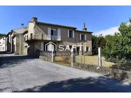 maison de village rénovée de 108m² avec garage et jardin.