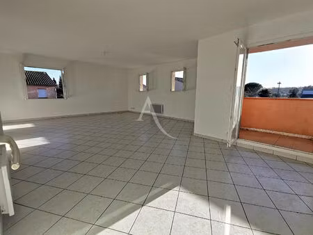 baziege grand t2-t3 de 64 m² avec 2 balcons et 1 place de parking.