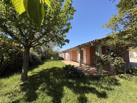 adorable villa des années 2010 avec jardin et garage