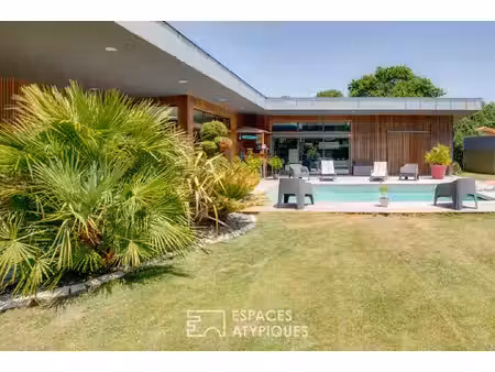 villa d'architecte aux lignes épurées et sa piscine plein sud