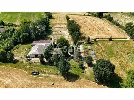 petite exploitation à vocation élevage avec atelier transforma