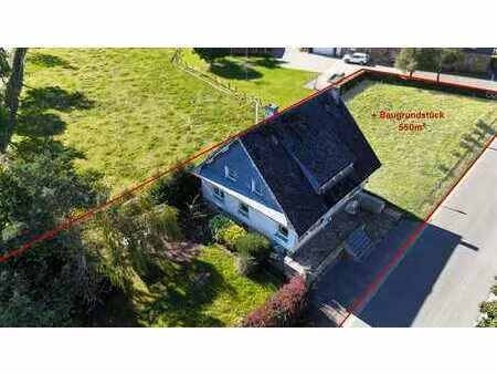 maison unifamiliale avec un terrain à bâtir