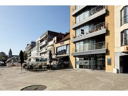 lichtrijk kantoor op de markt in deinze