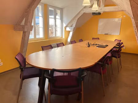 espace de coworking flexible avec salles de réunion et bureaux privatifs