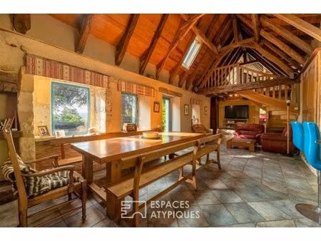 la longère et sa vue imprenable sur la nature luxuriante .