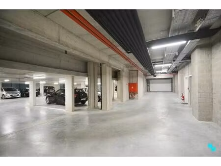 binnen- en buitenparkeerplaatsen nabij centrum ingelmunster