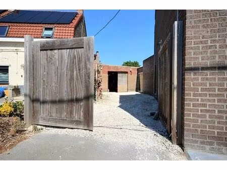 entrepôt de ±140 m² sur terrain de 240 m² accès aisé et toit