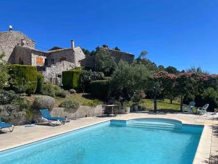 dans un hameau typique  un ensemble immobilier de 3 maisons avec 8300 m2 de terrain et une