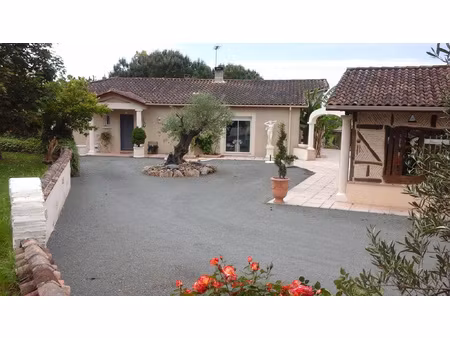 maison en pierre avec deuxième habitation indépendante de pl