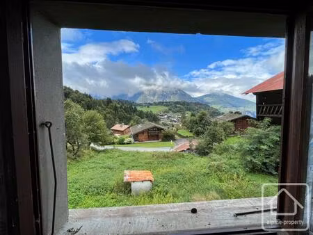 maisonnette à rénover sur parcelle constructible de 850m2 avec réseaux en bordure et vue..