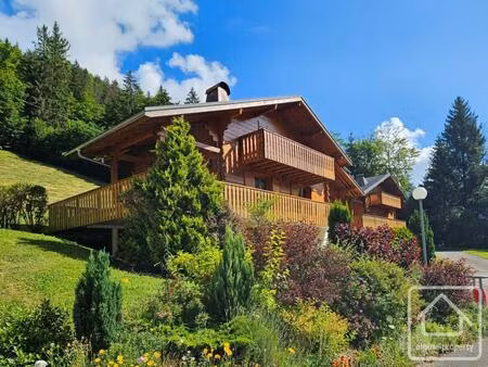 un chalet moderne et spacieux de six chambres  situé dans un endroit ensoleillé  juste à..