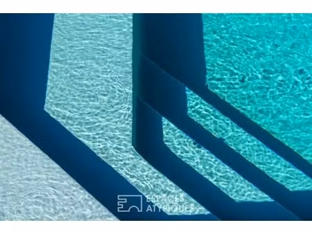 maison contemporaine avec piscine en lisière d'un bois