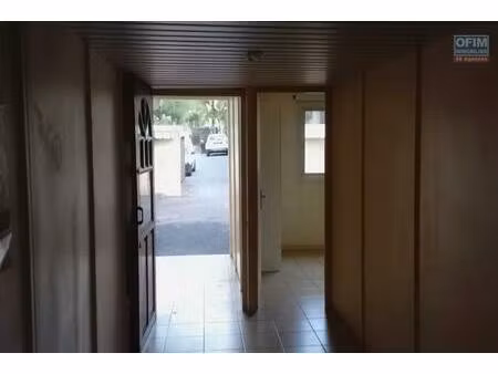 rare : a louer un bureau de 40 m2 à st gilles les bains