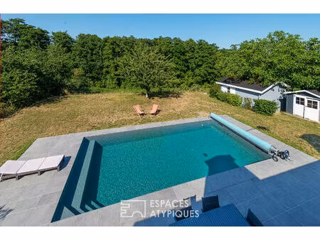 maison contemporaine avec piscine en lisière d'un bois