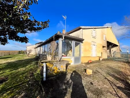 propriété en pierre située au calme en campagne entourée de 2 hectares