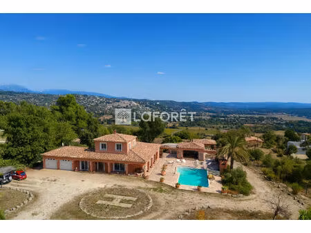 propriété provençale vue panoramique piscine balnéo et helisurface