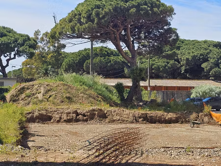 hyères - terrain constructible - 1 408m2 - 352m2 d'emprise p