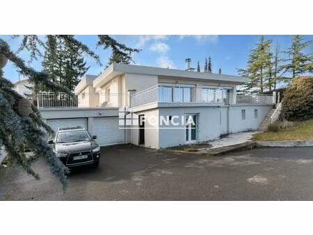 villa contemporaine avec piscine intérieure et parc clos