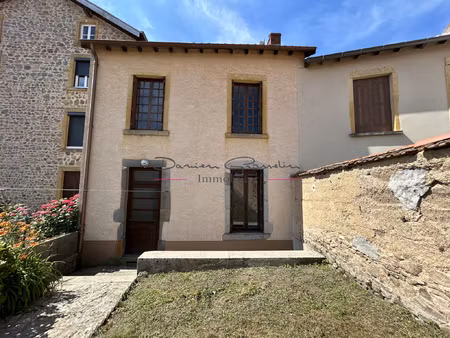 maison d'habitation élevée sur 2 niveaux avec terrain attena