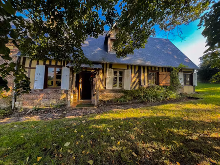 maison en briques et colombages dans un calme absolu