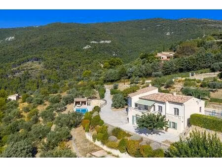 villa avec espace piscine unique et vue panoramique