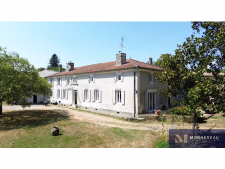 propriété de trois logements avec dépendances