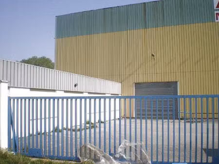 a vendre bâtiment industriel 1300 m2 parking privé et fermé 672 m2